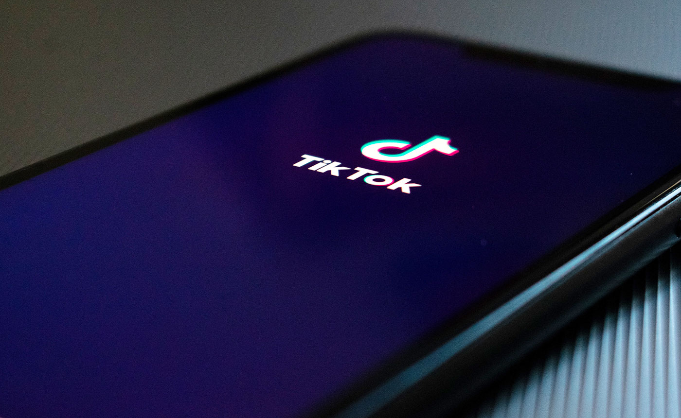 Närbild på telefon med tiktok logotyp