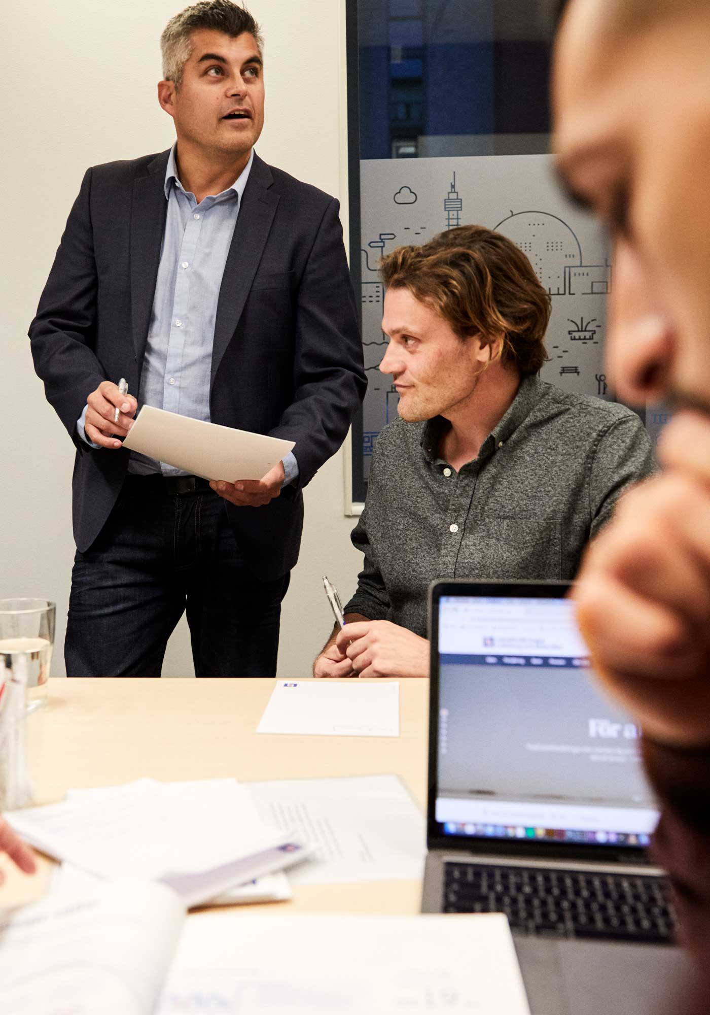 Man i konferensrum