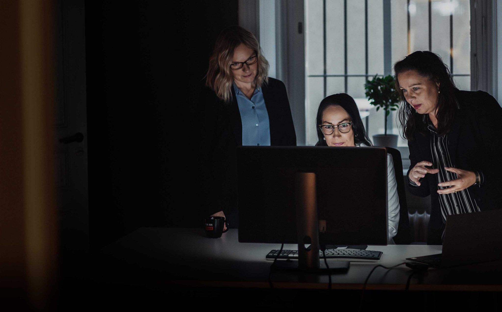 Solution Xperts tre personer vid en dator