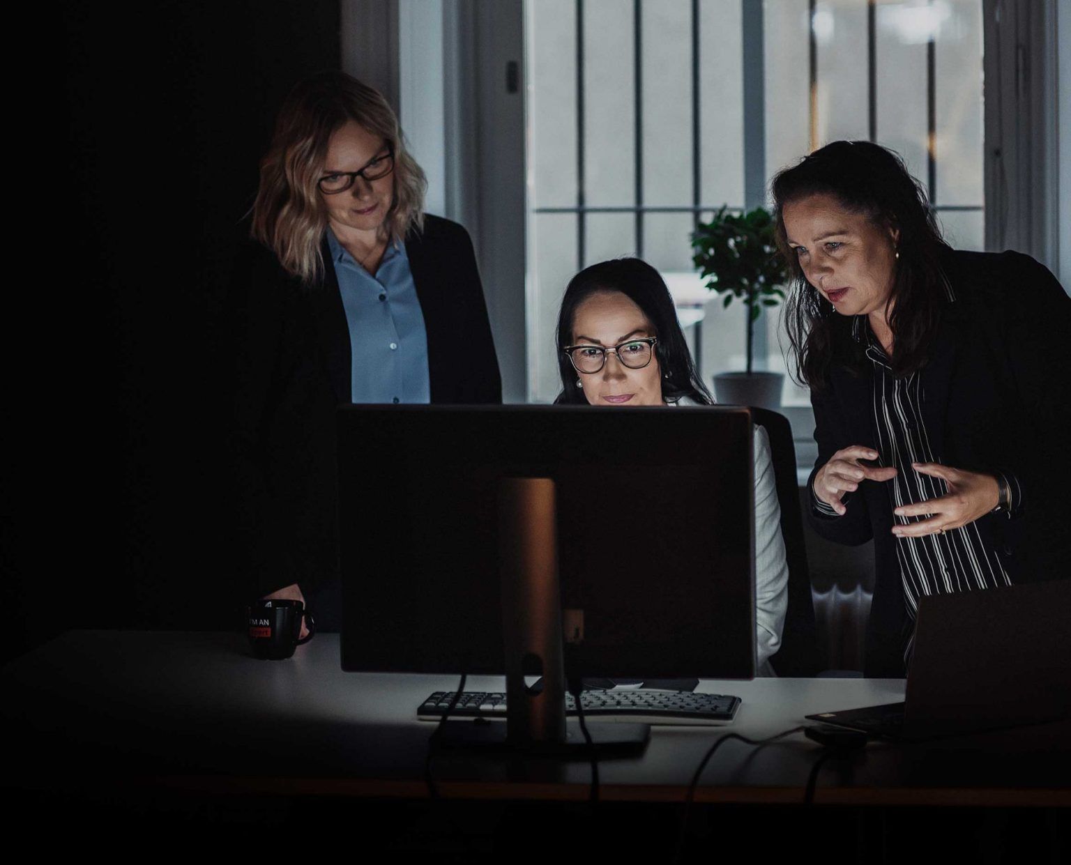 Solution Xperts tre personer vid en dator