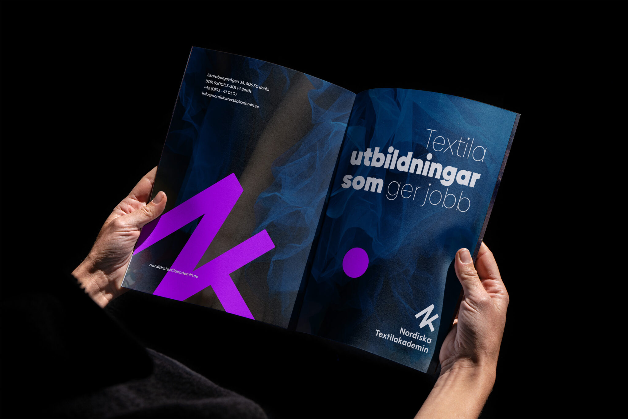 Nordiska Textilakademin broschyr mockup