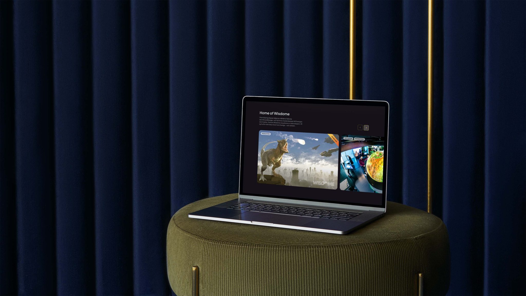 Fotografi av en dator med Visualiseringscenters hemsida öppen i en webbläsare.